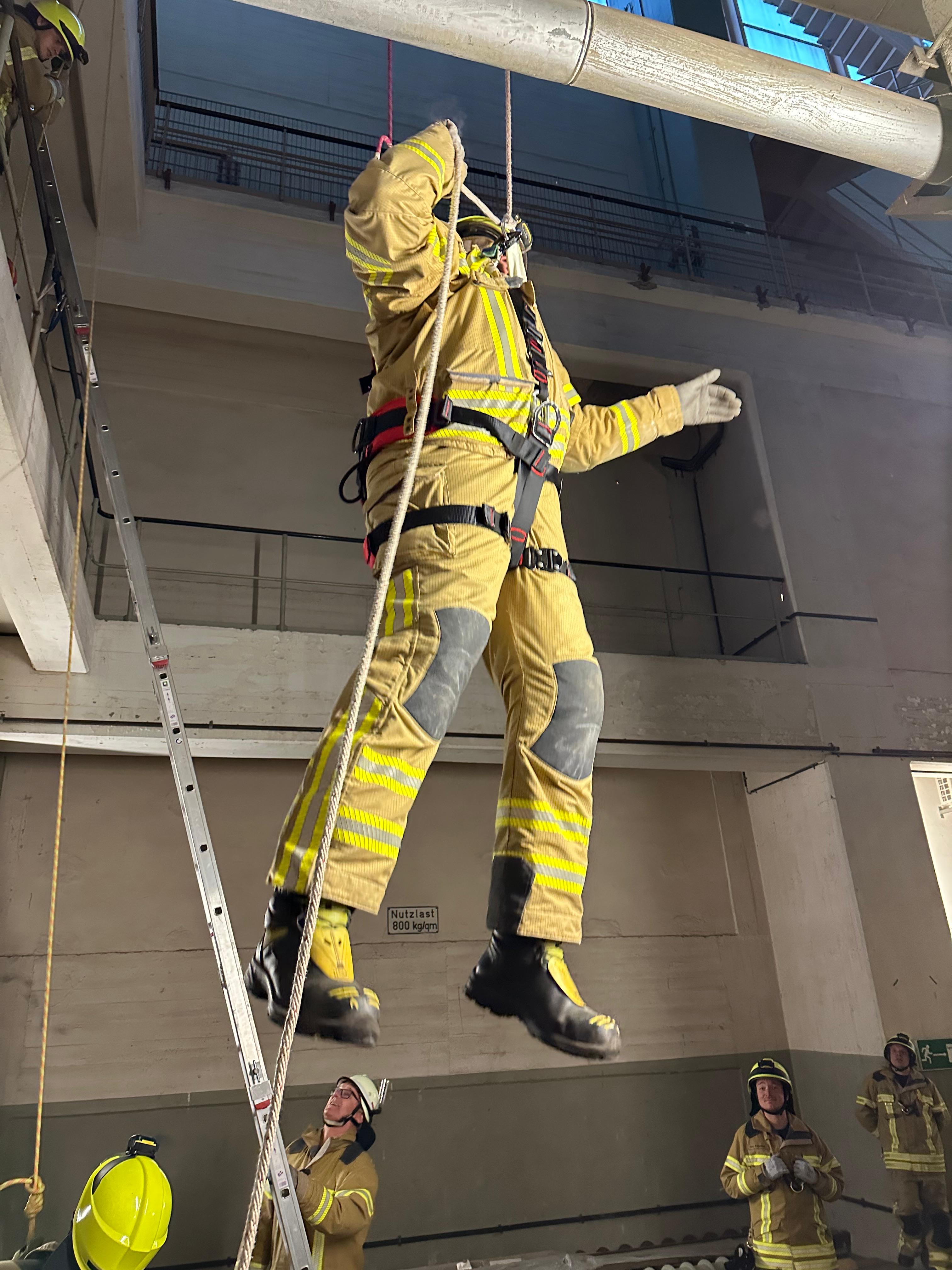 Dienst%202026-04-24%20Abseilen%20Gruppe%202%20%2813%29